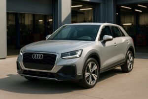 Audi Q2 usata davanti a officina italiana per noleggio lungo termine