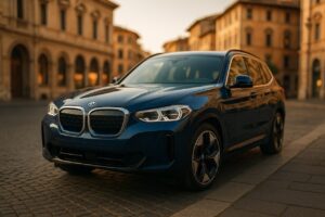 BMW iX3 elettrica in noleggio a lungo termine parcheggiata in una città italiana