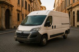 Citroën Jumper usato parcheggiato in una città italiana, guida tecnica noleggio a lungo termine furgone