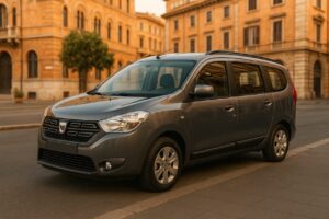 Dacia Lodgy usata in noleggio a lungo termine parcheggiata in una città italiana