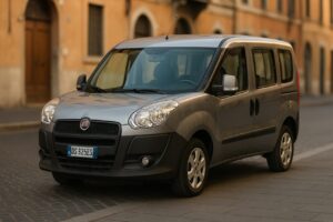 Fiat Doblò usato in noleggio a lungo termine parcheggiato in una strada italiana