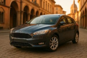 Ford Focus usata parcheggiata in una strada italiana, ideale per il noleggio a lungo termine di auto usate e km0