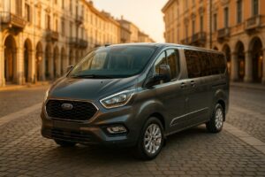 Ford Tourneo Custom usato in noleggio a lungo termine parcheggiato in una città italiana