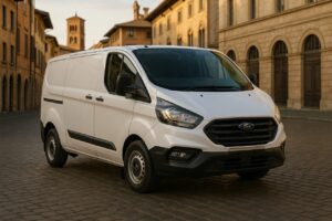 Ford Transit Custom usato in noleggio a lungo termine parcheggiato in una città italiana