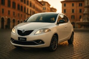 Lancia Ypsilon usata in noleggio a lungo termine parcheggiata in centro storico italiano