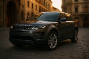 Land Rover Evoque usato in noleggio a lungo termine parcheggiato in una città italiana
