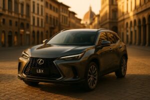 Lexus LBX usato in noleggio a lungo termine parcheggiato in una città italiana