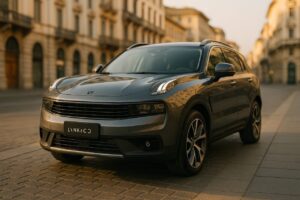 Lynk & Co 01 usata in noleggio a lungo termine parcheggiata in una città italiana