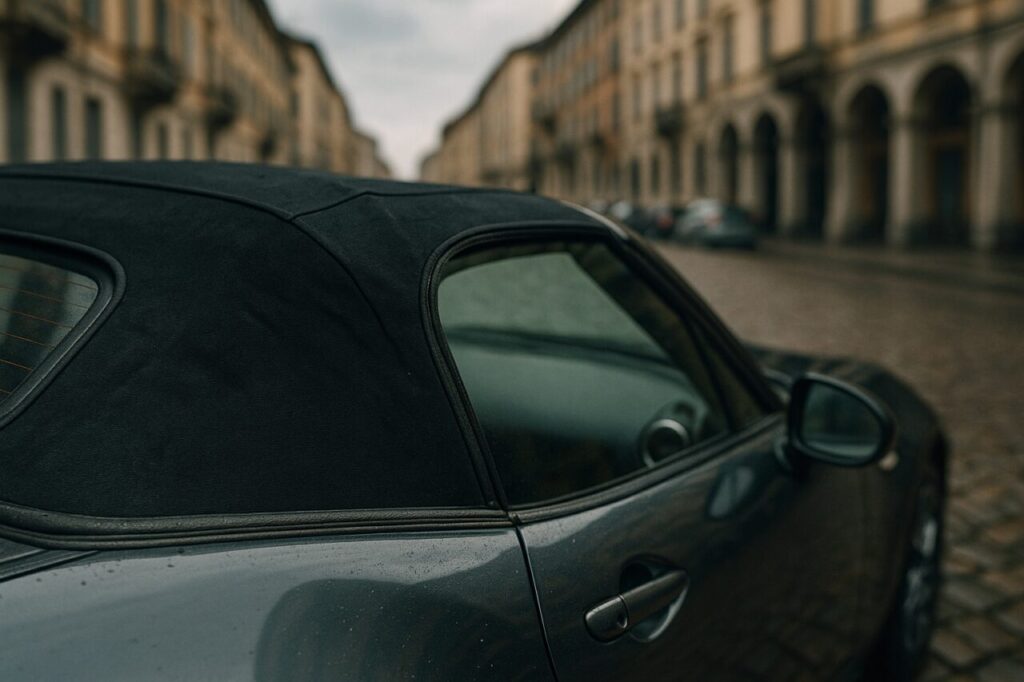 Dettaglio guarnizioni capote Mazda MX-5 usata con infiltrazioni d'acqua da verificare prima del noleggio