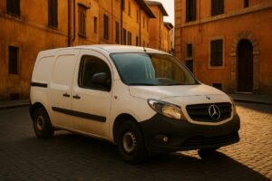 Mercedes Citán usato in noleggio a lungo termine parcheggiato su una strada italiana