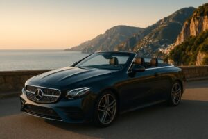 Mercedes Classe E Cabrio usata con capote abbassata su strada costiera italiana al tramonto