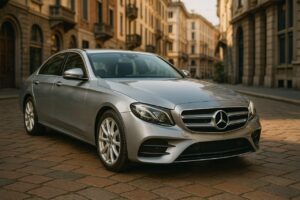 Mercedes Classe E usata argento parcheggiata in strada italiana, noleggio lungo termine auto premium