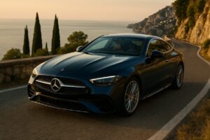 Mercedes CLE coupé in noleggio a lungo termine su strada costiera italiana al tramonto
