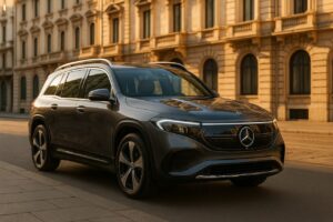 Mercedes EQB usato in noleggio a lungo termine su strada italiana a Milano