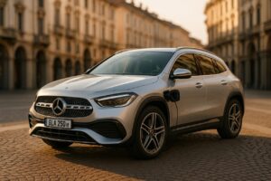 Mercedes GLA 250 e ibrido plug-in parcheggiato in una via del centro di Milano, noleggio a lungo termine auto usata km0