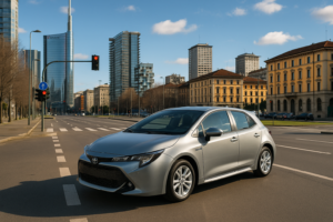 Auto ibrida usata conforme Euro 5 parcheggiata in una zona a basse emissioni di Milano, simbolo di mobilità sostenibile e noleggio lungo termine